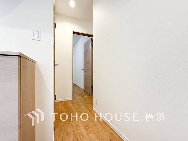 清潔感漂う廊下。各お部屋をつなぐ主要空間として美しく存在しています。