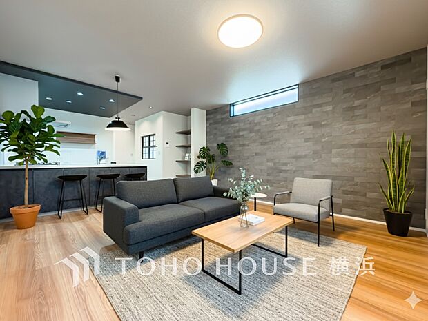 家族と過ごす時間を大切にしたい方にぴったりの明るくゆとりある住空間です(家具・装飾品はAI加工です)