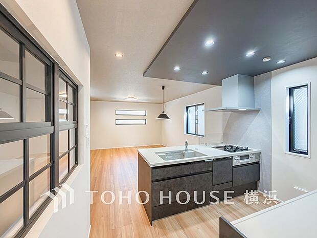 機能性とデザイン性を兼ね備えたシステムキッチン。リビングとの一体感も考慮され、美しい空間が実現。