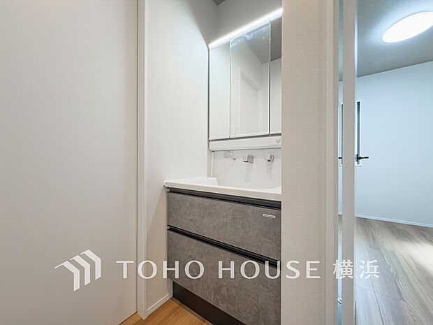 収納たっぷりの洗面台。毎朝身支度で活躍するスペースです。