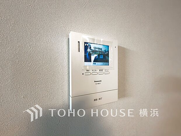 誰が来てもわかる様にモニター付きインターホンを設置。快適と安らぎを合わせた優しい設計。 