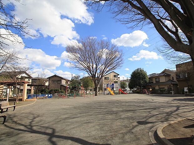 中田町葛野公園 240m シンボルツリーのある公園。お子様の毎日の遊び場になりそうですね。