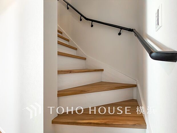 各フロアを結ぶ階段。集いの空間と一人の時間を楽しむプライベートルームをバランスよく繋いでいます。