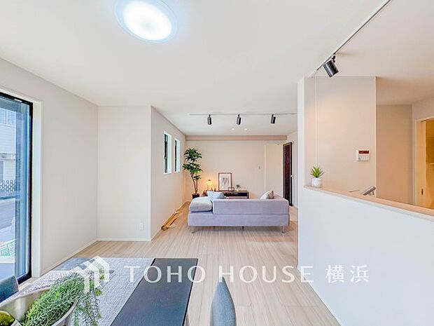 明るく開放的な空間が広がるLDK。室内には豊かな陽光が注ぎ込み、爽やかな住空間を演出。