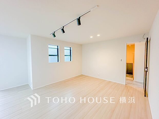 明るく開放的な空間が広がるLDK。室内には豊かな陽光が注ぎ込み、爽やかな住空間を演出。