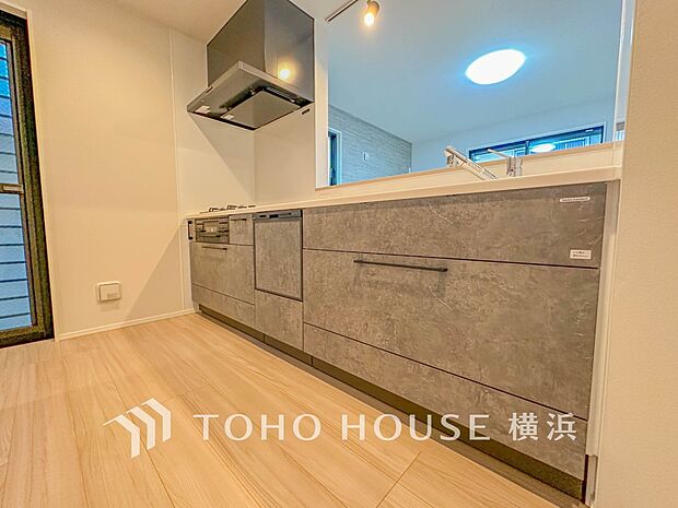 機能性とデザイン性を兼ね備えたシステムキッチン。リビングとの一体感も考慮され、美しい空間が実現。