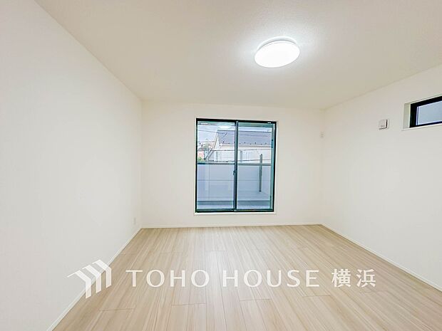 一日の疲れをいやしてくれる寝室。時を忘れて過ごす場所として過ごせるお部屋。