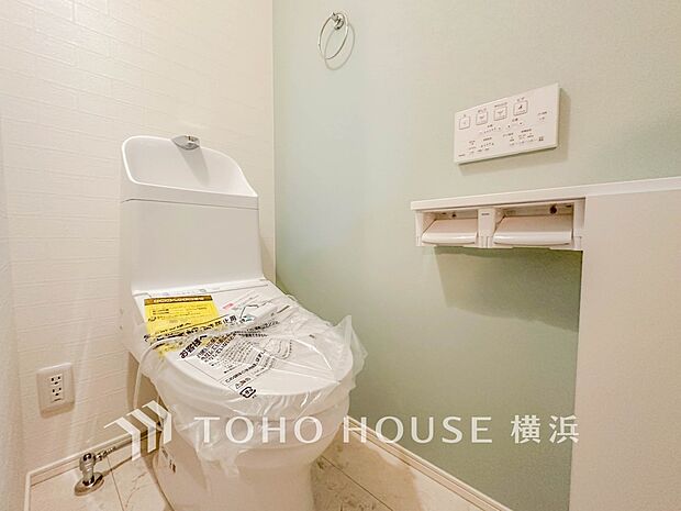 換気と明るさに配慮した、清潔感溢れるトイレ。落ち着いた空間で安らぎのひとときをお過ごしいただけます。