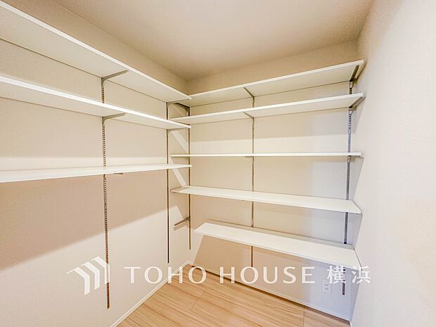 パントリーには缶詰や調味料などの食品類、かさばるペーパーやラップ類をまとめて収納できます。