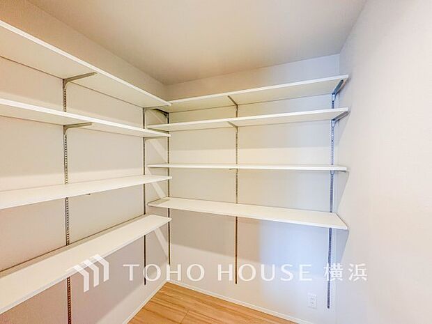 パントリーには缶詰や調味料などの食品類、かさばるペーパーやラップ類をまとめて収納できます。