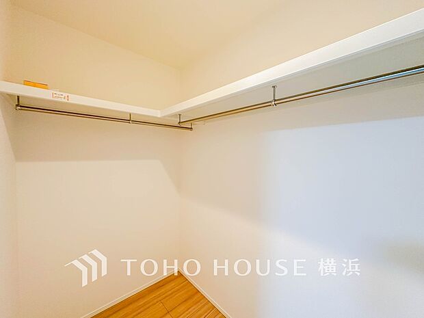 ウォークインクローゼットは家族みんなの衣類が収納できるよう広めに設計。