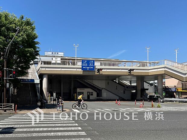 京浜急行線「追浜」駅 1040m 横須賀スタジアムへの最寄り駅。駅前にはスーパーなどたくさんの店舗があり、にぎやかです。