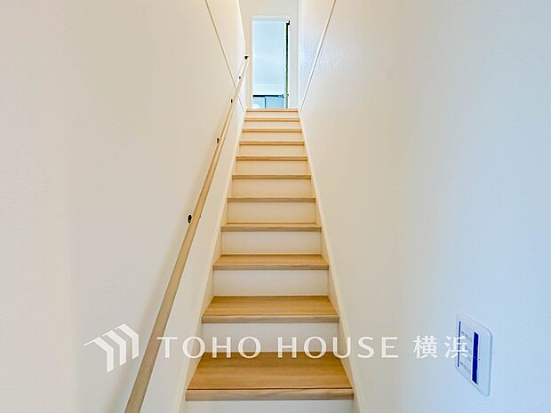 各フロアを結ぶ階段。集いの空間と一人の時間を楽しむプライベートルームをバランスよく繋いでいます。