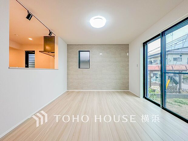 光と風があふれる開放的なリビングダイニングには自然と家族みんなが集まってきます。