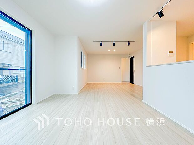 落ち着いた雰囲気に包まれた伸びやかな空間で、ゆったりと家族団らんの時間を過ごせます。