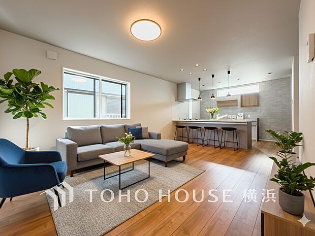家族と過ごす時間を大切にしたい方にぴったりの明るくゆとりある住空間です(家具・装飾品はAI加工です)