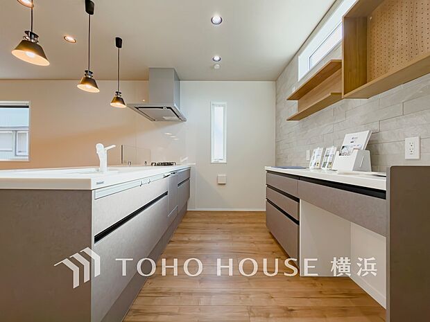 機能性とデザイン性を兼ね備えたシステムキッチン。リビングとの一体感も考慮され、美しい空間が実現。