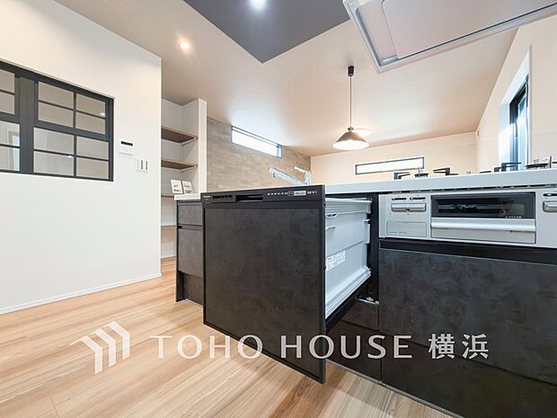 【食器洗浄乾燥機】 手洗いに比べ節水効果が高く、食器の洗浄から乾燥まで、食後の水仕事を軽減します。