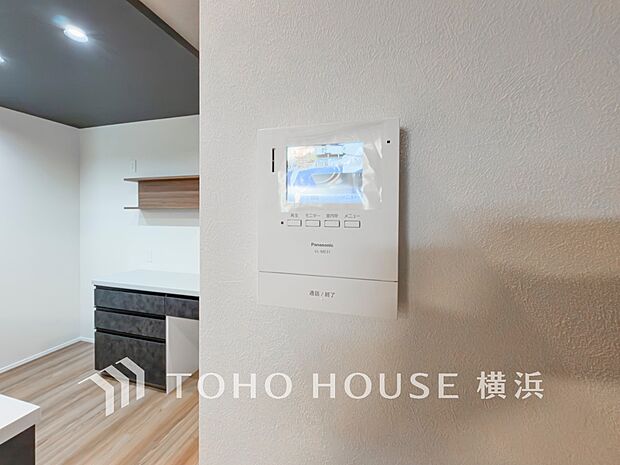 【カラーモニター付インターホン(室外)】 「見える安心」をカタチにしました。誰が来てもわかる様にモニター付きインターホンを設置。