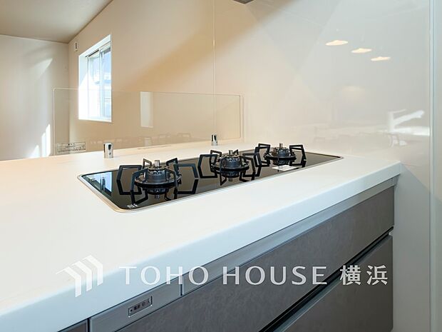 【三口ガスコンロ】 　窓を開けなくても吸気口から外の空気が入ってきて、排気口から出ていく仕組みです。