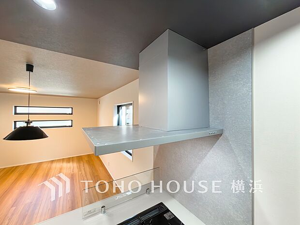 【レンジフード】　換気扇に比べ、煙や臭いを集める能力が高いレンジフードは、日々のお手入れが楽なのも魅力の一つ。