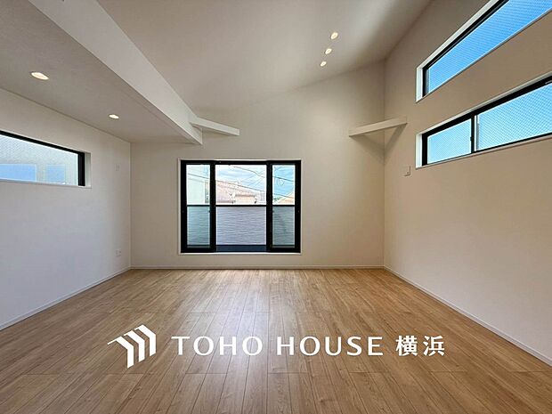 明るく開放的な空間が広がるLDK。室内には豊かな陽光が注ぎ込み、爽やかな住空間を演出。