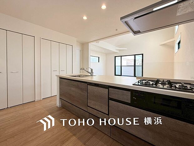 機能性とデザイン性を兼ね備えたシステムキッチン。リビングとの一体感も考慮され、美しい空間が実現。