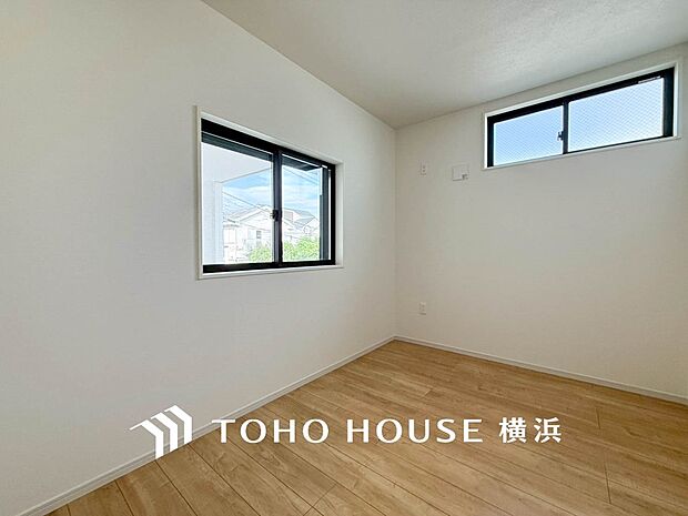 一日の疲れをいやしてくれる寝室。時を忘れて過ごす場所として過ごせるお部屋。