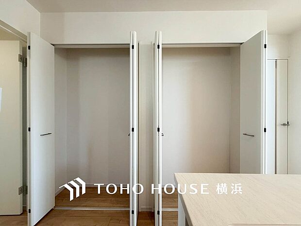 パントリーには缶詰や調味料などの食品類、かさばるペーパーやラップ類をまとめて収納できます。