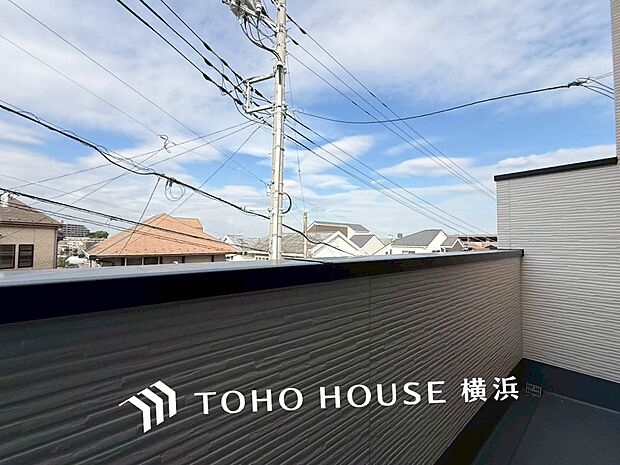 心地よい陽射しや暖かな風を楽しむことが出来るバルコニー。