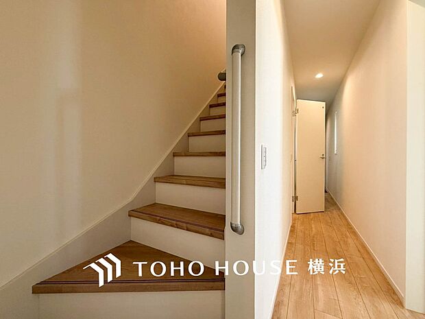 各フロアを結ぶ階段。集いの空間と一人の時間を楽しむプライベートルームをバランスよく繋いでいます。