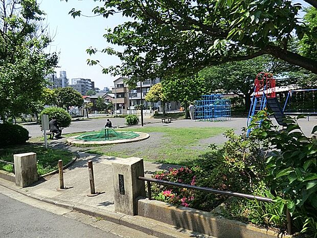 白楽公園　550m　滑り台、ブランコ、お砂場、ジャングルジムなどがある公園。 