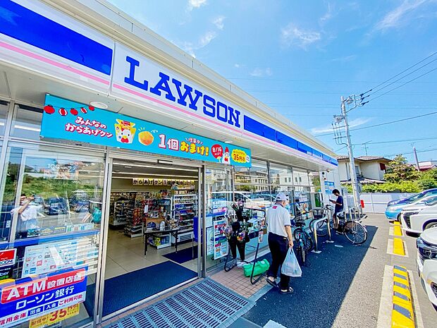 ローソン港北下田町五丁目店　550m　お弁当や飲み物をはじめ、さまざまな商品を取り扱うコンビエンスストア。 