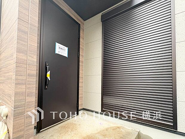 お住まいの顔となる玄関。住まう方のプライドを満たすクオリティを備えています。（2025年10月撮影）