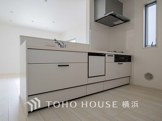 機能性とデザイン性を兼ね備えたシステムキッチン。リビングとの一体感も考慮され、美しい空間が実現。