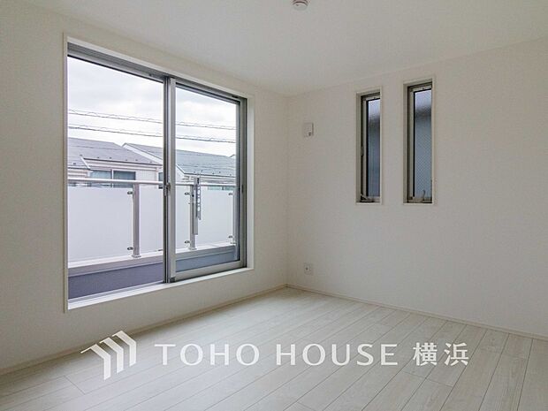 通風・採光にも優れ、心地よい光と風があふれています。プライベートな自分時間を快適に過ごせるお部屋。