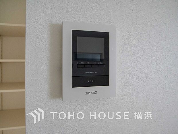 誰が来てもわかる様にモニター付きインターホンを設置。快適と安らぎを合わせた優しい設計。