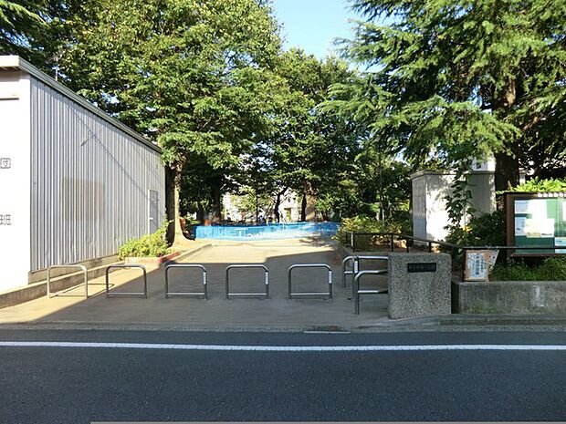 新吉田第一公園 550m 自由広場と子どもの遊び場に分かれていて、すべり台・ブランコ・砂場・鉄棒・健康器具などがあります。