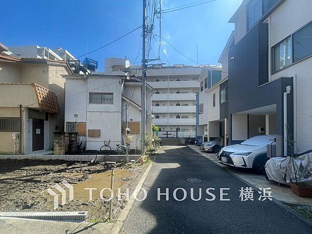 生活利便に優れた住環境に立地し、ゆとりある生活が送れます。（2025年10月撮影）