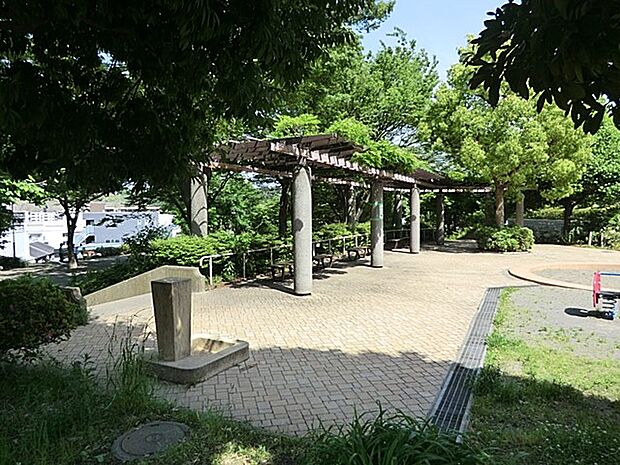 丸山一丁目公園　400m　木漏れ日に癒される森林浴にオススメの静かな公園です。お子様が走り回れる広場もございます。 