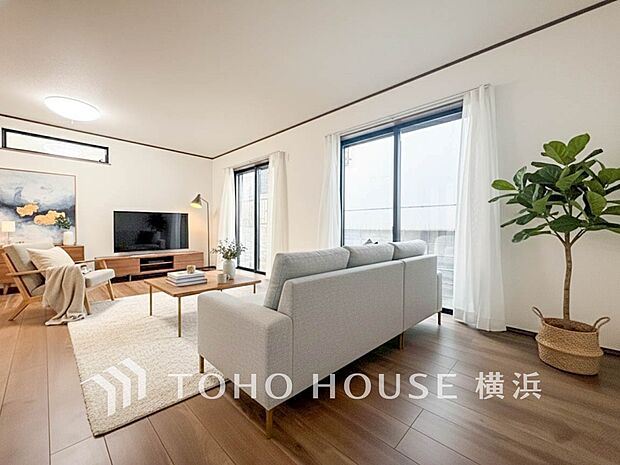 明るく開放的な空間が広がるLDK。室内には豊かな陽光が注ぎ込み、爽やかな住空間を演出。