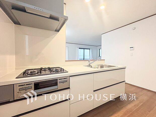 機能性とデザイン性を兼ね備えたシステムキッチン。リビングとの一体感も考慮され、美しい空間が実現。