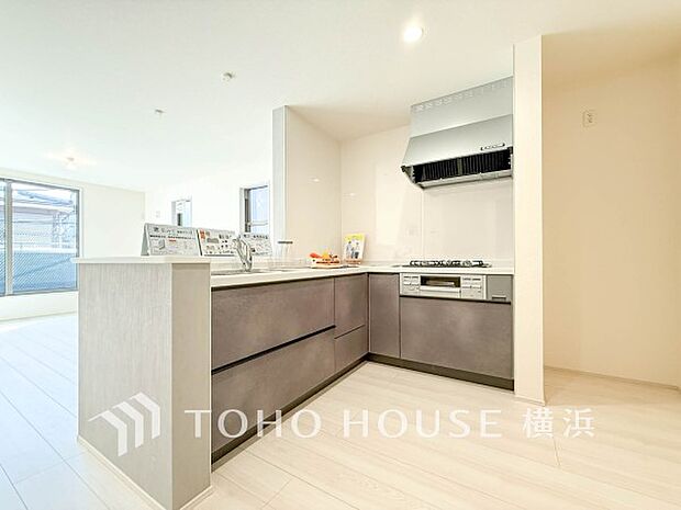 機能性とデザイン性を兼ね備えたシステムキッチン。リビングとの一体感も考慮され、美しい空間が実現。