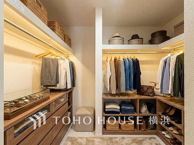 季節物の衣類もスッキリ収納できるウォークインクロゼット。