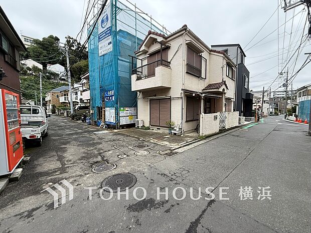 生活利便に優れた住環境に立地し、ゆとりある生活が送れます。(2025年10月撮影)