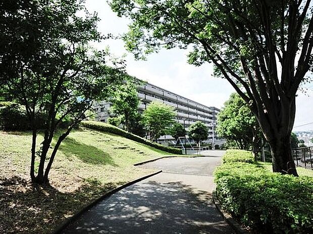 蒔田三度台公園　300m　見晴らしの良い高台に佇む公園。長いすべり台やブランコに乗りながら、みなとみらいを遠望できます。 