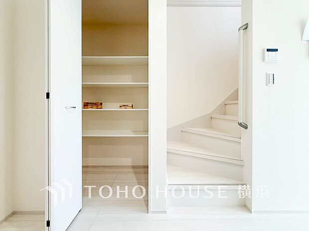 各フロアを結ぶ階段。集いの空間と一人の時間を楽しむプライベートルームをバランスよく繋いでいます。