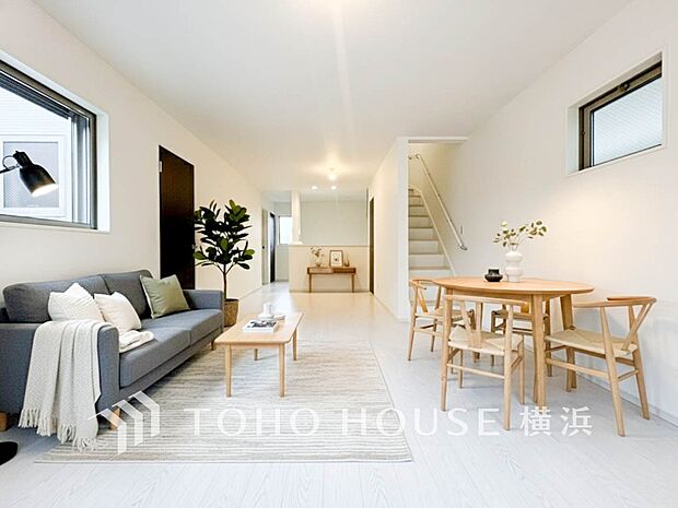 寛ぎとコミュニケーションを育む居心地のよい場所。（家具・装飾品はAI加工です）