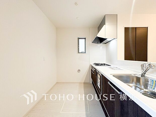 明るい自然光が入るキッチン。家族そろってキッチンに立っても調理がしやすく余裕の広さ。