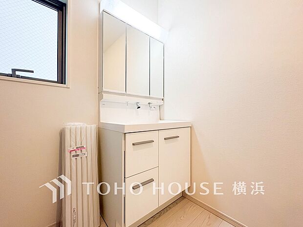 収納たっぷりの洗面台。毎朝身支度で活躍するスペースです。